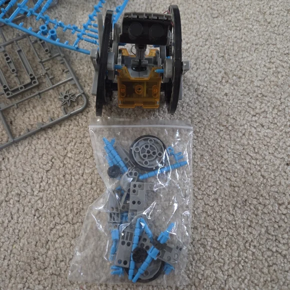 Discovery Kids #MINDBLOWN Solar Robot 12-in-1 Kit, 190-Piece STEM Creation Kit - Picture 8 of 10